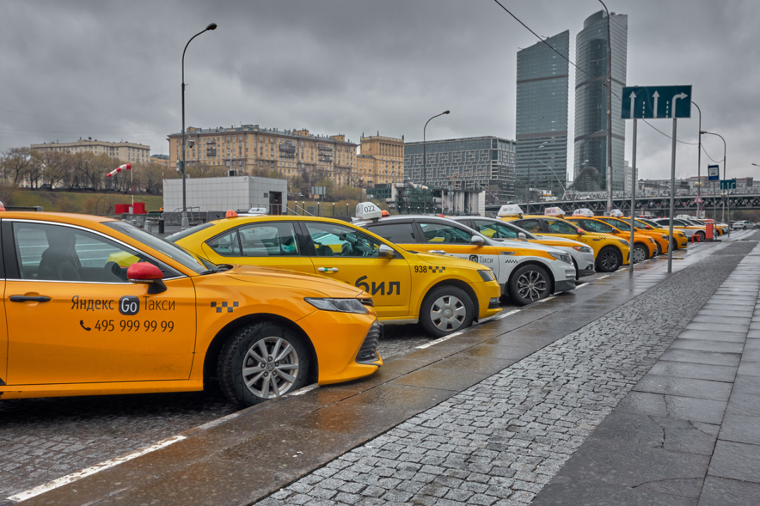 Иллюстрация к новости: Такси и доставка: как платформенная экономика изменила рынок труда