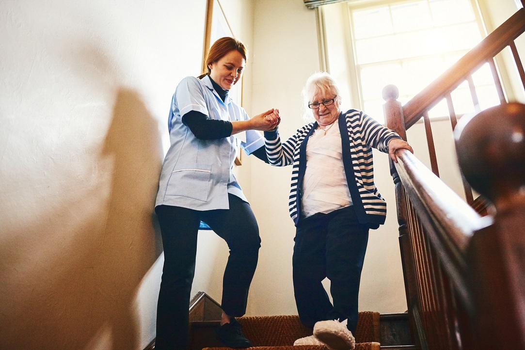 Иллюстрация к новости: Эксперты НИУ ВШЭ представили доклад о зарубежных практиках долговременного ухода за пожилыми людьми
